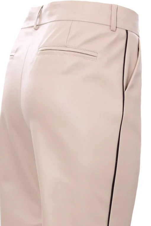 Pantaloni in ecopelle con piping laterale
